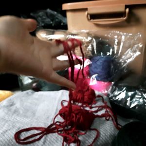 ไหมพรมคอตตอนเส้นใหญ่หนานุ่ม สีสวย ถักเสร็จเร็ว ขนาดเส้นประมาณ 4 มิลลิเมตร น้ําหนักม้วนละประมาณ 200 กรัม (+ - 10) ถักหมวก ผ้าพันคอ