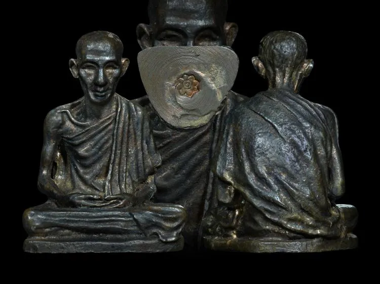 รูปหล่อหลวงพ่อเกษม เขมโก รุ่นแรก ปี 2518 นวะโลหะ ก้นดอกจัน (มีบัตร