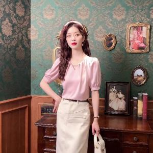 AMMIN เสื้อเบลาส์จับจีบเสื้อชีฟองแขนสั้นไข่มุกกลวงคอวีสไตล์ฉบับภาษาเกาหลีสีทึบเรียบง่ายดีไซน์หรูหราสำหรับฤดูร้อน2024