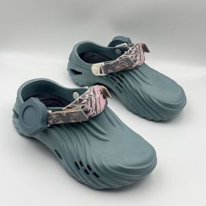 New high-quality large-size clogs  Male New Style Swirl Wave Shoes Breathable Hollow Beach Sandals Soft Sole Closed-Toe Slippers Non-slip Beach Shoe