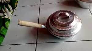 panci mie super tbal mncapai 3 ml Lbih ukuran lbar 20cm super cantik ada mdel batik d jmin yg ori khas kerajinan tangan buatan teradisonal barang awet dya pkai mnpuh mncapai pluhan tahun anti krat Anti lengket Anti ttos tbal cukup skli modal d jmn kinclon
