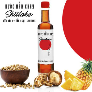 Nước mắm chay cao cấp Shiitake ủ chượp từ đậu nành nấm ngọt Shiitake và trái thơm chai nhựa 525ml