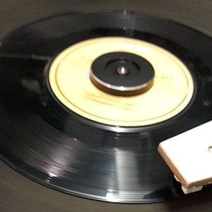 NOEL HARRISON    LEITCH ON THE BEECH   WINDMILLS OF YOUR MIND   แผ่นเสียง vinyl 7" EP 45 rpm สภาพกำลังฟังได้ดี