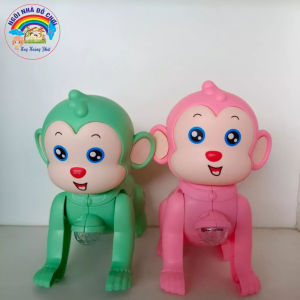 Đồ chơi Khỉ con chạy pin biết nhảy có đèn phát sáng và có nhạc hát vui nhộn cho bé dắt đi dạo. Kích thước: 16.5*16.5*10.5 cm