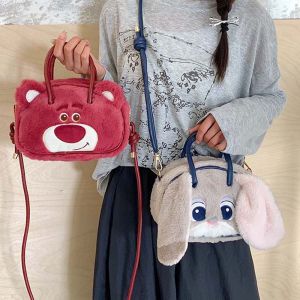 ANGY การ์ตูน กระเป๋าผ้าขนฟูรูปกระต่ายจูดี้ น่ารัก ตุ๊กตา กระเป๋าสะพายข้างขนฟู หนาขึ้น สายรัดปรับได้ กระเป๋าสะพายข้างลายหมีสตรอเบอร์รี่ ผู้หญิง