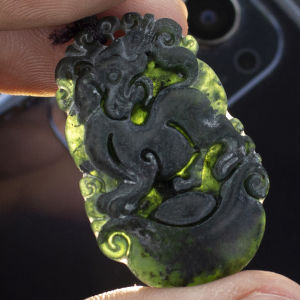 เครื่องสร้างคอพร้อมจี้หยกพม่าแท้ (Green Jadeite) ประกอบไม่ทำสี ไม่ย้อม ไม่อาบถลูก รูปแบบสลักรูปนักษัตรปีชวดหยกพม่า TYPE A