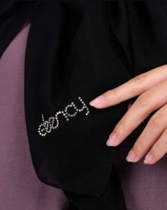 {deenay} hijab polos liza deenay black/hitam swarowvski dan pin plat D besi -jahit tepi-jilbab wanita cantik-115x115cm-kerudung jilbabwanitacantik hijab deenay gamis cocok untuk lebaran terbaru
