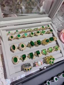 แหวนเพชรเต็มรูปแบบสีมรกตหรูหราสไตล์ฝรั่งเศสย้อนยุค แหวนสปิเนลสีเขียวรูปหยดน้ำดาวเคลือบทอง