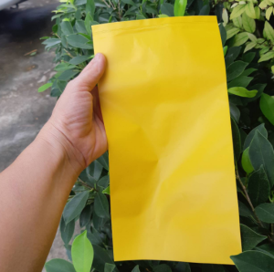 ถุงเหลืองล่อแมลง ขนาด 15x28 ซม. สีเหลืองทั้งด้านในและด้านนอก ใช้ร่วมกับกาวดักแมลง