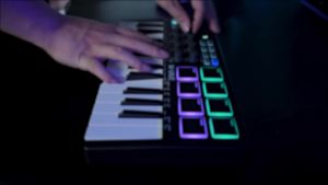M-VAVE SMK-25 Pro MIDI Controller 25Key+8Pad+8Knob Wireless/USB DAW Sync RGB Backlit Beat Maker w/3 DAWs USB/Wireless