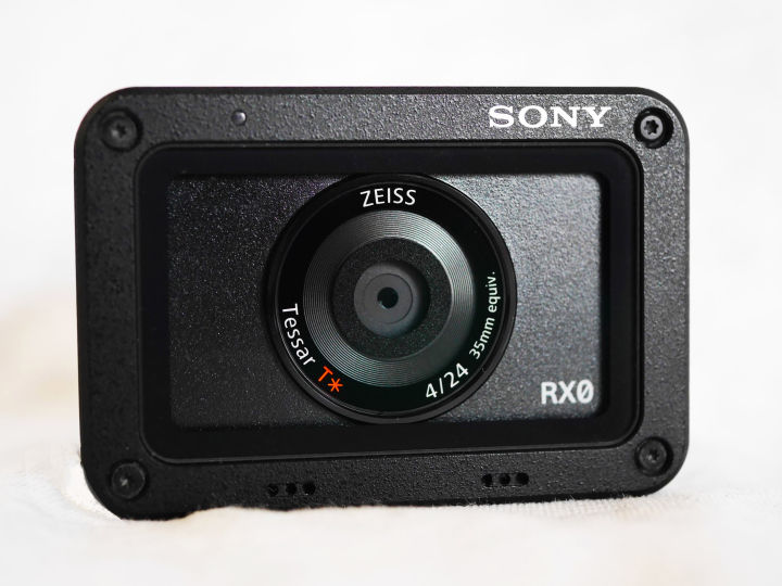 Sony RX0 S-Log2 เลนส์ ZEISS® Tessar T* 24 มม.2 ที่มีรูรับแสง F4.0 ตัว ...