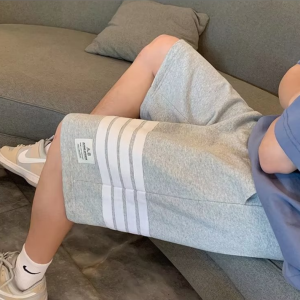 VFASION กางเกงขาสั้นผู้ชาย กางเกงขาสั้น ผช โมเดลพื้นฐาน กางเกงสแล็คชาย หลวม เอวยางยืดลายทางเรียบง่าย