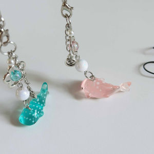 【จัดส่งภายใน 2-3 วัน】 1ชิ้นทำด้วยมือลูกปัดเป็นคลื่นจุดฉลามห้อยจี้เสน่ห์พวงกุญแจน่ารักจำลองชีวิตทางทะเล