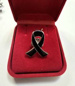 เข็มกลัดที่ระลึก ริบบิ้นไว้อาลัย สำหรับติดเสื้อ เสื้อโปโล เสือยืดชุดทำงาน ชุดเดรส หรือ ชุดยูนิฟอร์ม