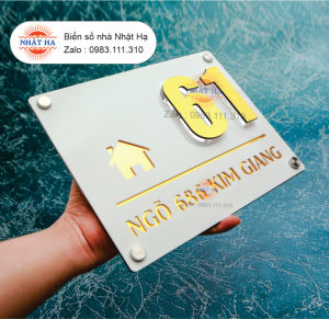 BIỂN SỐ NHÀ Alu Gương vàng + Mica Trắng Sứ Số nổi 1cm Ngoài trời sang trọng.