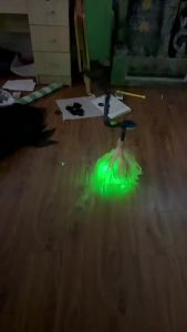 Đồ trang trí Halloween chổi quái vật phù thủy nhảy múa phát sáng ánh xanh có thể uốn cong dùng để bố trí cảnh nhà ma hoạt hình.