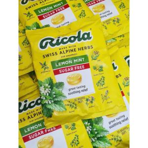 Kẹo ngậm chanh bạc hà thảo mộc không đường Ricola 105 viên từ mỹ -  Tinh dầu bạc hà và chanh trong kẹo có tác dụng làm mát giảm cảm giác ngứa rát khó chịu ở cổ họng.  Giảm ho: Kẹo giúp làm dịu các cơn ho