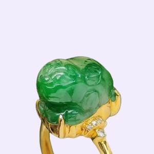 Three Legs Toad Green Natural Type A Jadeite Jade set with 18k as Ring certificate weighs 3.78 grams measurement 13.6 * 8.7 * 9.6 mm (18kring41)