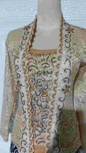 Set Kebaya Wisuda: Kebaya Brukat Kutubaru & Modern