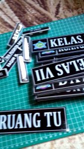 Papan Nama Ruang Akrilik Custom: Keunggulan & Desain
