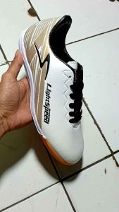 sepatu futsal terbaru. sepatu olahraga futsal pria dewasa