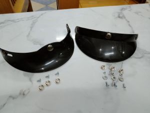 Lưỡi trai gắn mũ bảo hiểm loại nút bóp ( kèm theo nút để bắt vào mũ)