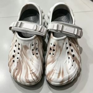 Crocs2026 Dép sục lỗ đế xuồng phối màu in họa tiết chống trượt đi biển ngoài trời bít mũi mẫu mới mùa hè nam nữ.