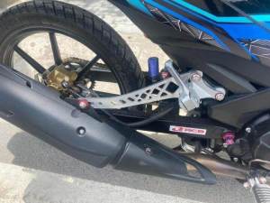 Pát hay Bát bắt treo pô hãng xe Exciter 150 và xe Exciter 155 nhôm CNC phụ tùng thay thế