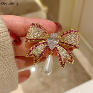 【ZP】Cute เข็มกลัดติดโบว์ประดับพลอยเทียมอารมณ์สำหรับผู้หญิงแฟชั่นสาวๆเข็มกลัดชุดสูทหรูหราของขวัญเสื้อผ้า