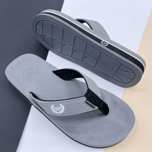 Fashionable beach slippers sandwich structure The sole is wearable the upper is soft and the outdoor slippers.