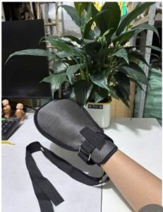 Bao Tay Bảo Vệ Chống Trầy Xước An Toàn Cho Bệnh Nhân Cao Tuổi – Giải Pháp Ngăn Rút Ống Kim Hiệu Quả