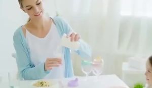 Plastic Goblet Cup Baby Sippy Cup Wine Glass Beverage Mug Milk Bottle with Lid for Kids on Birthday Party or Celebration