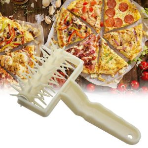 ZHUNIEDU ที่จับแบบถือ หมุดลูกกลิ้งพิซซ่า แฮงค์ได้ ดีไอวาย ที่เจาะแป้งพิซซ่า อุปกรณ์เสริมพิซซ่า พลาสติกทำจากพลาสติก วงล้อเข็มพาย อุปกรณ์สำหรับห้องครัว