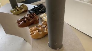 Giày Mary Jane Retro Fengliya cho Phụ Nữ 2024 Giày đế dày mùa xuân và mùa thu thiết kế độc đáo mũi chia giày bệt đa năng