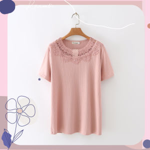 QDshop เสเสื้อผ้าแฟชั่นคอกลมเนื้อผ้านุ่มนิ่ม แต่งลายลูกไม้รอบคอเสื้อ สีพื้น ดูเรียบๆสุภาพ เหมาะกับทุกโอกาสมีไว้ถือว่าไม่เอาว์