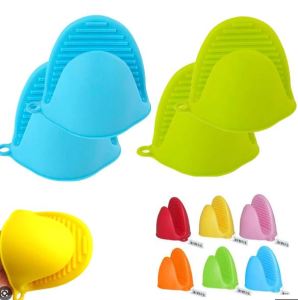 Silicone Pot Holder Kitchen Silicone Oven Pot Holder Glove Grip Pinch Mitts Tool (RANDOMCOLOR)