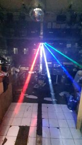 Lampu Panggung Stage Light 8 Eyes Beam Light 8x10w RGBW\\n\\n Pengenalan Lampu Panggung Stage Light 8 Eyes\\n\\nLampu panggung Stage Light 8 Eyes Beam Light 8x10w RGBW adalah perangkat penerangan yang sangat efektif untuk berbagai acara, termasuk pertunjukan panggung, konser musik, dan hiburan lainnya. Dengan lampu ini, Anda dapat menciptakan efek cahaya yang memukau dan menarik perhatian penonton.\\n\\n Kelebihan dan Kekurangan\\n\\nKelebihan:\\n\\n- Efektif dalam menciptakan efek cahaya yang menarik\\n- Dapat digunakan untuk berbagai acara hiburan\\n- Memiliki kontrol RGBW yang memungkinkan pengaturan warna cahaya\\n\\nKekurangan:\\n\\n- Membutuhkan instalasi dan pengaturan yang tepat untuk mendapatkan hasil terbaik\\n- Perlu pemeliharaan dan perawatan secara berkala untuk menjaga kinerja lampu\\n\\n Cara Kerja dan Fungsi\\n\\nLampu panggung Stage Light 8 Eyes Beam Light 8x10w RGBW bekerja dengan menghasilkan cahaya yang dapat dikendalikan melalui pengaturan RGBW. Cahaya ini dapat digunakan untuk menciptakan berbagai efek, seperti warna cahaya yang berbeda, pencahayaan yang berkelip, atau kombinasi warna yang menarik. Lampu ini juga dilengkapi dengan fitur beam light yang memungkinkan cahaya difokuskan ke area tertentu.\\n\\n Cara Menggunakan Lampu Panggung Stage Light 8 Eyes\\n\\n Instalasi dan Pengaturan\\n\\nLangkah-langkah instalasi dan pengaturan lampu panggung Stage Light 8 Eyes Beam Light 8x10w RGBW:\\n\\n1. Hubungkan lampu ke sumber daya listrik yang aman.\\n2. Hubungkan remote control ke lampu jika diperlukan.\\n3. Atur posisi lampu sesuai dengan kebutuhan acara.\\n4. Coba beberapa pengaturan RGBW untuk mengetahui efek cahaya yang dihasilkan.\\n\\n Penggunaan Efek Cahaya RGBW\\n\\nUntuk memanfaatkan efek cahaya RGBW pada lampu panggung Stage Light 8 Eyes Beam Light 8x10w RGBW, Anda dapat mencoba beberapa pengaturan berikut:\\n\\n- Gunakan warna cahaya tunggal untuk menciptakan suasana tertentu.\\n- Campurkan dua atau lebih warna cahaya untuk menciptakan efek cahaya yang unik.\\n- Atur kecepatan berkelip cahaya untuk menambah dramatis acara.\\n\\n Tips dan Trik untuk Memaksimalkan Performa\\n\\n Pemeliharaan dan Perawatan\\n\\nUntuk menjaga kinerja lampu panggung Stage Light 8 Eyes Beam Light 8x10w RGBW tetap optimal, lakukan beberapa langkah berikut:\\n\\n- Bersihkan lampu secara rutin untuk menghindari debu atau kotoran yang dapat mengganggu kinerja.\\n- Periksa kabel dan konektor secara berkala untuk memastikan koneksi yang aman dan kuat.\\n- Simpan lampu dalam tempat yang aman dan kering ketika tidak digunakan.\\n\\n Solusi Masalah Umum\\n\\nBeberapa masalah umum yang mungkin terjadi pada lampu panggung Stage Light 8 Eyes Beam Light 8x10w RGBW dan solusinya:\\n\\n- Masalah: Lampu tidak menyala\\n Solusi: Periksa koneksi daya dan pastikan lampu terhubung dengan baik ke sumber daya listrik yang aman.\\n\\n- Masalah: Pengaturan RGBW tidak berfungsi\\n Solusi: Periksa pengaturan remote control atau coba reset pengaturan lampu.\\n\\n- Masalah: Lampu menghasilkan cahaya yang redup\\n Solusi: Bersihkan lampu dari debu atau kotoran yang dapat menghalangi pencahayaan.\\n\\nDengan memahami cara kerja dan fungsi lampu panggung Stage Light 8 Eyes Beam Light 8x10w RGBW, serta mengetahui cara menggunakan efek cahaya RGBW, Anda dapat menciptakan efek cahaya yang menarik untuk berbagai acara hiburan. Selalu jaga kinerja lampu dengan melakukan pemeliharaan dan perawatan secara berkala, serta mencari solusi untuk masalah umum yang mungkin terjadi.\"