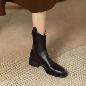 IELGY ปลายรองเท้ามนแบบมีซิปด้านหลังสไตล์ฝรั่งเศสย้อนยุครองเท้าส้นตึกรองเท้าบูทแฟชั่น2025รองเท้าบู้ตหนังใหม่