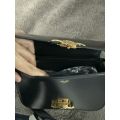 กระเป๋า Celine CLASSIQUE TRIOMPHE หนังลูกวัวสัมผัสเงา สีดำเงา ซื้อมา 190000 ส่งต่อ 150000. 