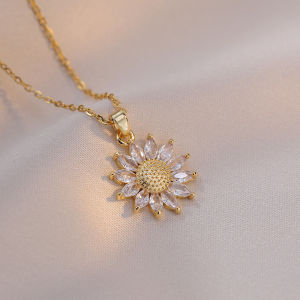 Ladamas Kalung Titanium Dengan Liontin Bunga Matahari Berlapis Kristal Fashion Korea KT26