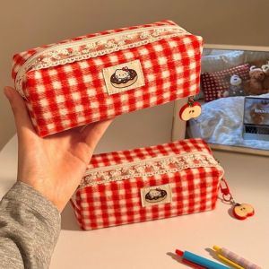 การ์ตูนน่ารัก เคที สีแดงตาหมากรุกความจุขนาดใหญ่กรณีดินสอนักเรียนเครื่องเขียนสาว น่ารัก แอปเปิล จี้สาวแต่งหน้ากระเป๋าของขวัญ