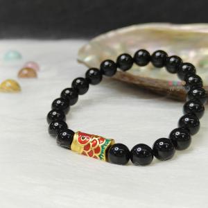 -พราว- สร้อยข้อมือหิน Onyx (โอนิกซ์) หินขนาด 8 มม. + ชาร์มปลาคาร์ป ขนาด 1.5 ซม.