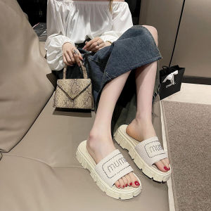 NDDshop ดีไซน์ใหม่🌟รองเท้าผู้หญิง ดีเทลรอบรองเท้าสุดเท่สายคาดติดฟ้อนภาษาอังกฤษด้วยเม็ดเพชรเรียบหรูดูดีต้องมีติดบ้าน🏠