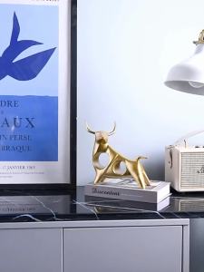 Bộ nhựa bò vàng Livingmall khuôn nhựa điêu khắc trang trí nhà cửa trang trí tiệc trang trí phòng khách phòng ngủ văn phòng phụ kiện trang trí bàn làm việc đồ thủ công