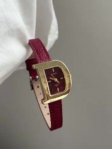 New Style Personality D Womens Quartz Watch with Leather Strap for Students