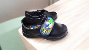 Feebus รองเท้านักเรียนอนุบาลชายหนังดำ ยี่ห้อ Feebus รุ่น 6317 Size 25-35