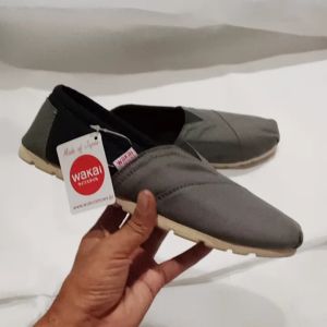 Waka70 Grey Navy: Ukuran dan Bentuk yang Cocok untuk Sepatu Olahraga Pria