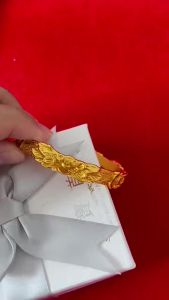 สร้อยข้อมือดอกโบตั๋นสไตล์เดียวกันของร้านทอง Double Happiness สำหรับผู้หญิง เครื่องประดับทองแดงชุบทองเลียนแบบ