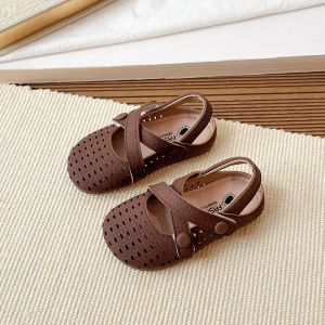 New summer collection of Mary Jane sandals for girls: breathable comfortable to wear non-slip perfect for school and with a retro fashion style.