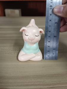 ตุ๊กตาจัดสวนเรซิ่นหมูโยคะ  ตุ๊กตาหมูโยคะจิ๋ว  หมูโยคะ สวนถาด  (ขนาดตัวประมาณ 8 ซม.)  จำนวน  1  ชิ้น